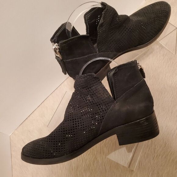 Dolce Vita Women's Booties Size 8.5 Black Suede Laser Cut Slip-On Ankle Boots - Picture 4 of 9